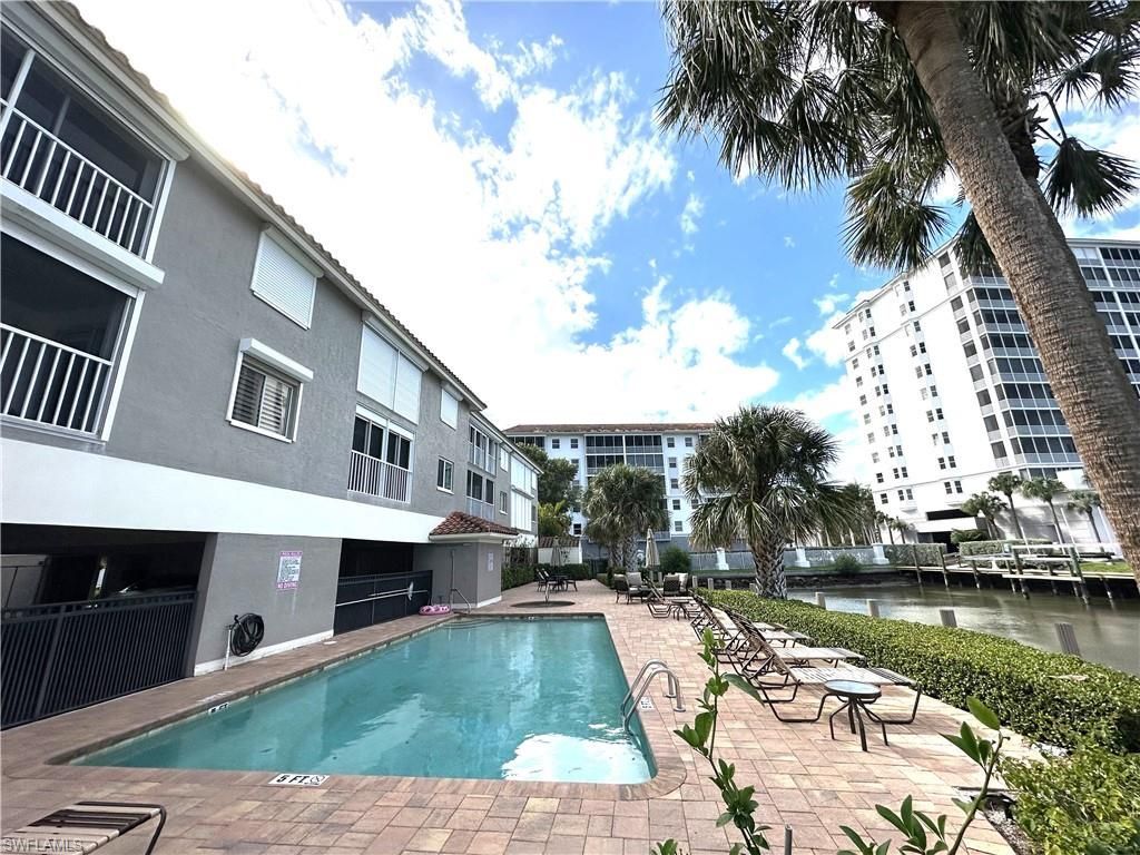 9101 Vanderbilt Dr, Unit 304, Naples, FL 34108 Photo