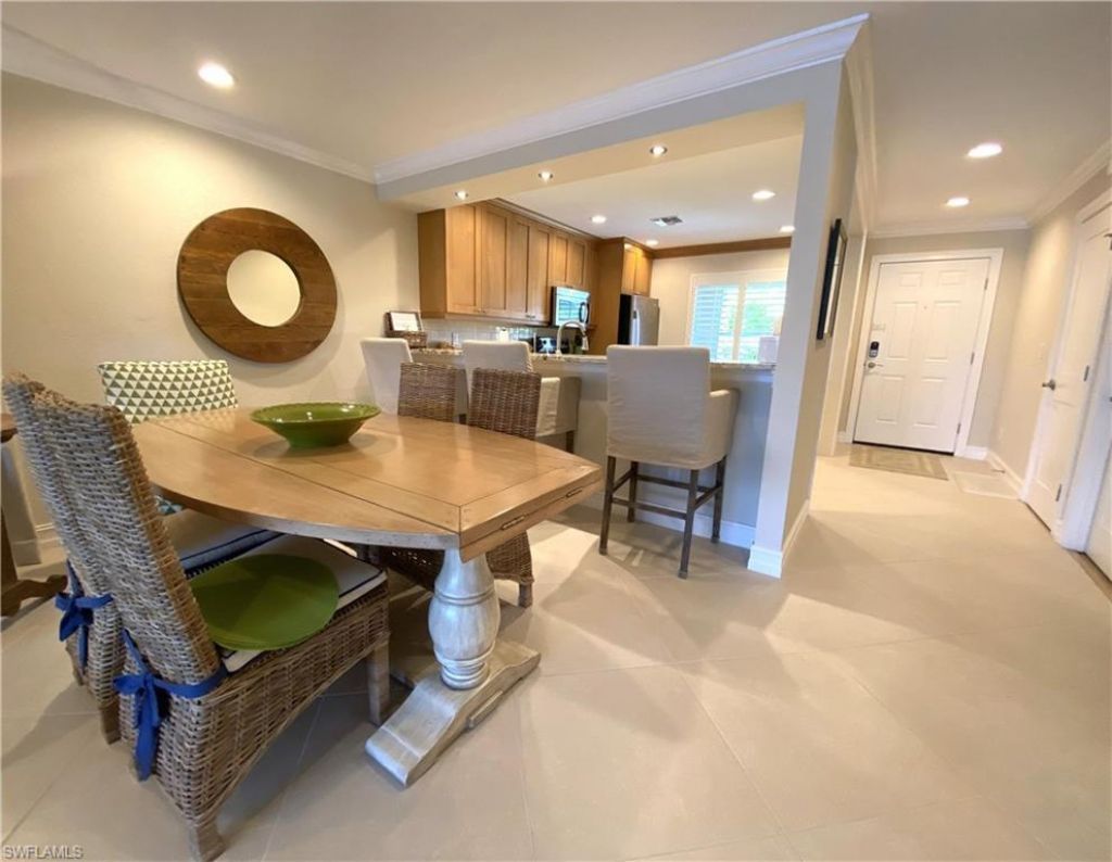 9101 Vanderbilt Dr, Unit 304, Naples, FL 34108 Photo
