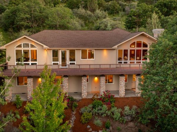 6586 Coopers Hawk Road, Klamath Falls, OR 97601