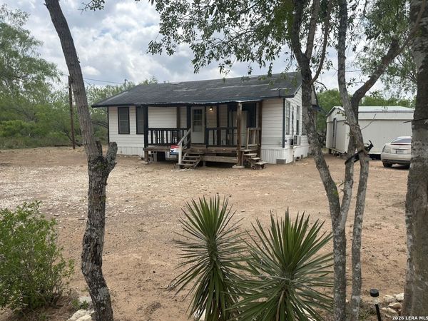 512 E ave j, Christine, TX 78026