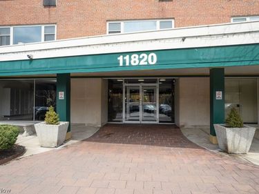 11820 Edgewater Drive, Unit 110, Lakewood, OH 44107