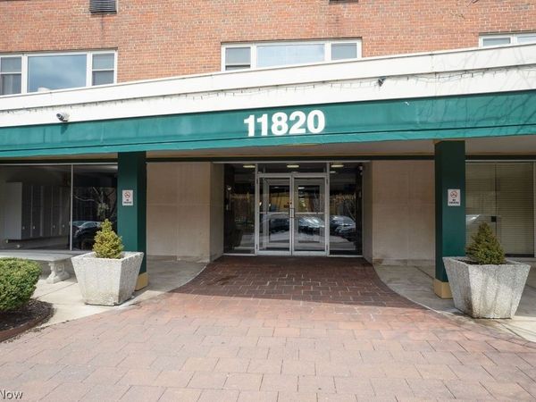 11820 Edgewater Drive, Unit 110, Lakewood, OH 44107