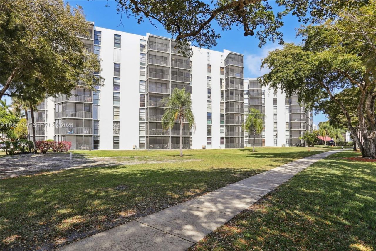 3101 N Country Club Dr , Unit 102, Aventura, FL 33180 Photo
