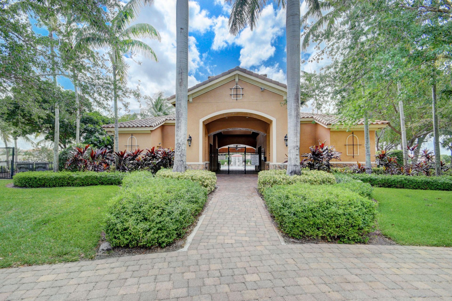 659 Cresta Circle, West Palm Beach, FL 33413 Photo