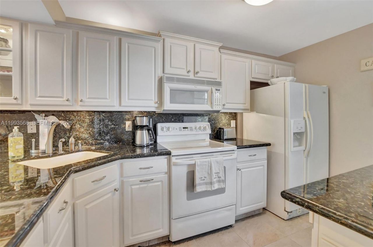 14 Royal Palm Way, Unit 303, Boca Raton, FL 33432 Photo