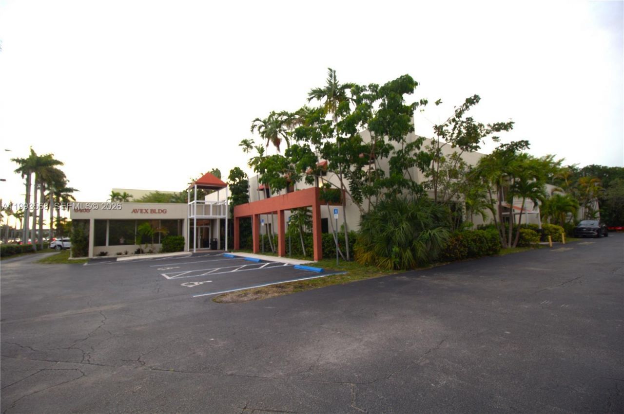 6405 NW 36th St, Virginia Gardens, FL 33166 Photo