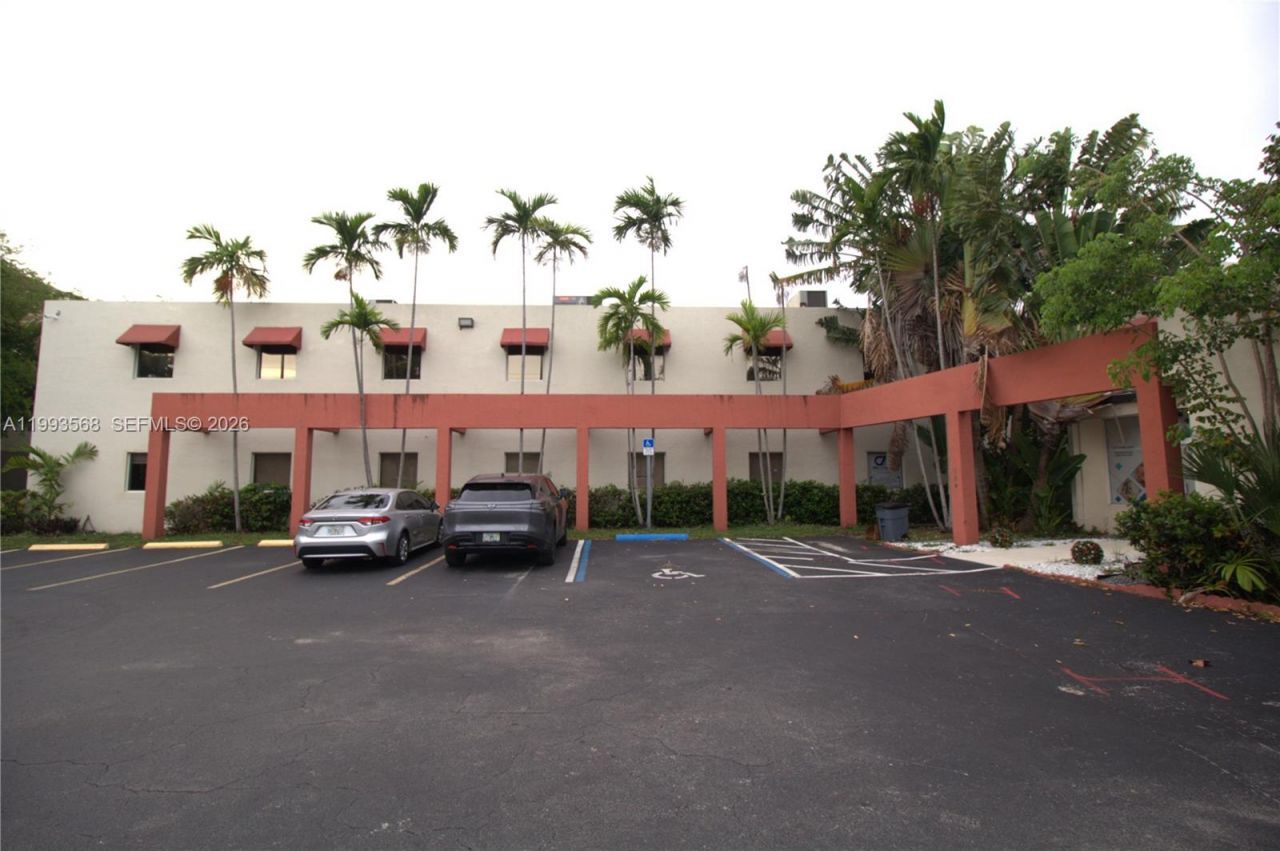 6405 NW 36th St, Virginia Gardens, FL 33166 Photo