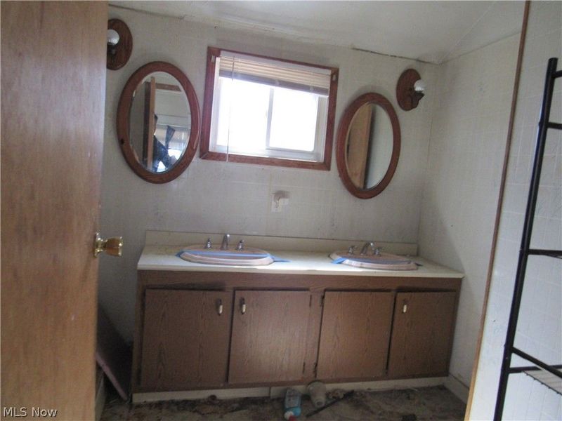 9618 Raymond Avenue, Cleveland, OH 44104 Photo 11