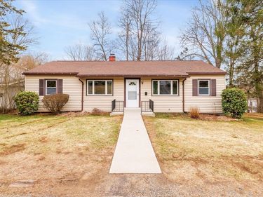 26 Roosevelt Dr, Southbridge, MA 01550