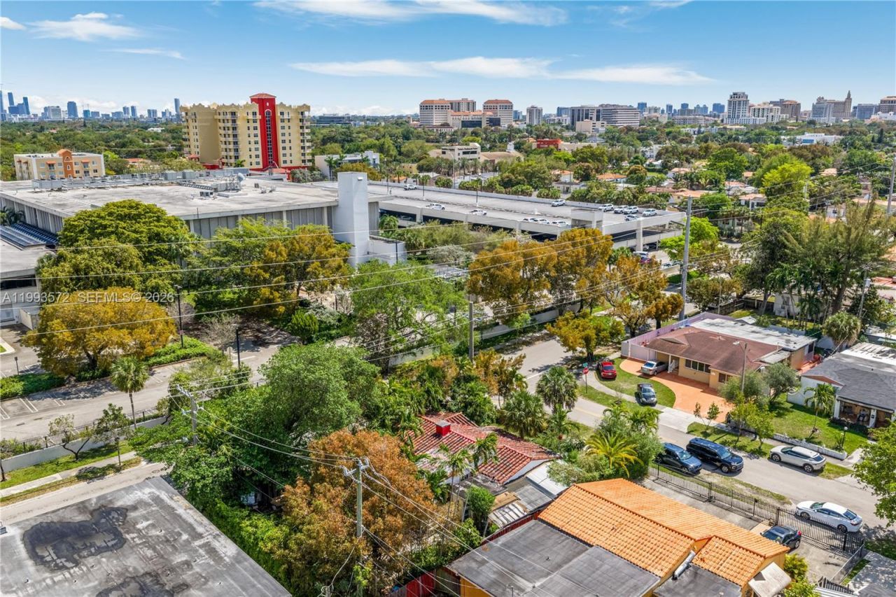 4301 SW 1st St, Miami, FL 33134 Photo