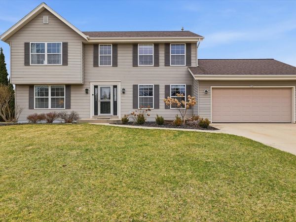 116 N Weiss Rd, Saukville, WI 53080