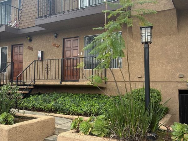 1902 W Victory, Burbank, CA 91506