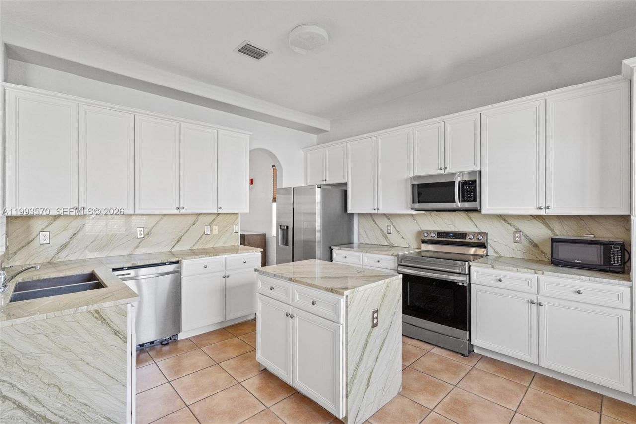 18140 NW 90th Ave, Hialeah, FL 33018 Photo