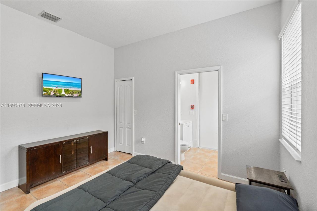 18140 NW 90th Ave, Hialeah, FL 33018 Photo