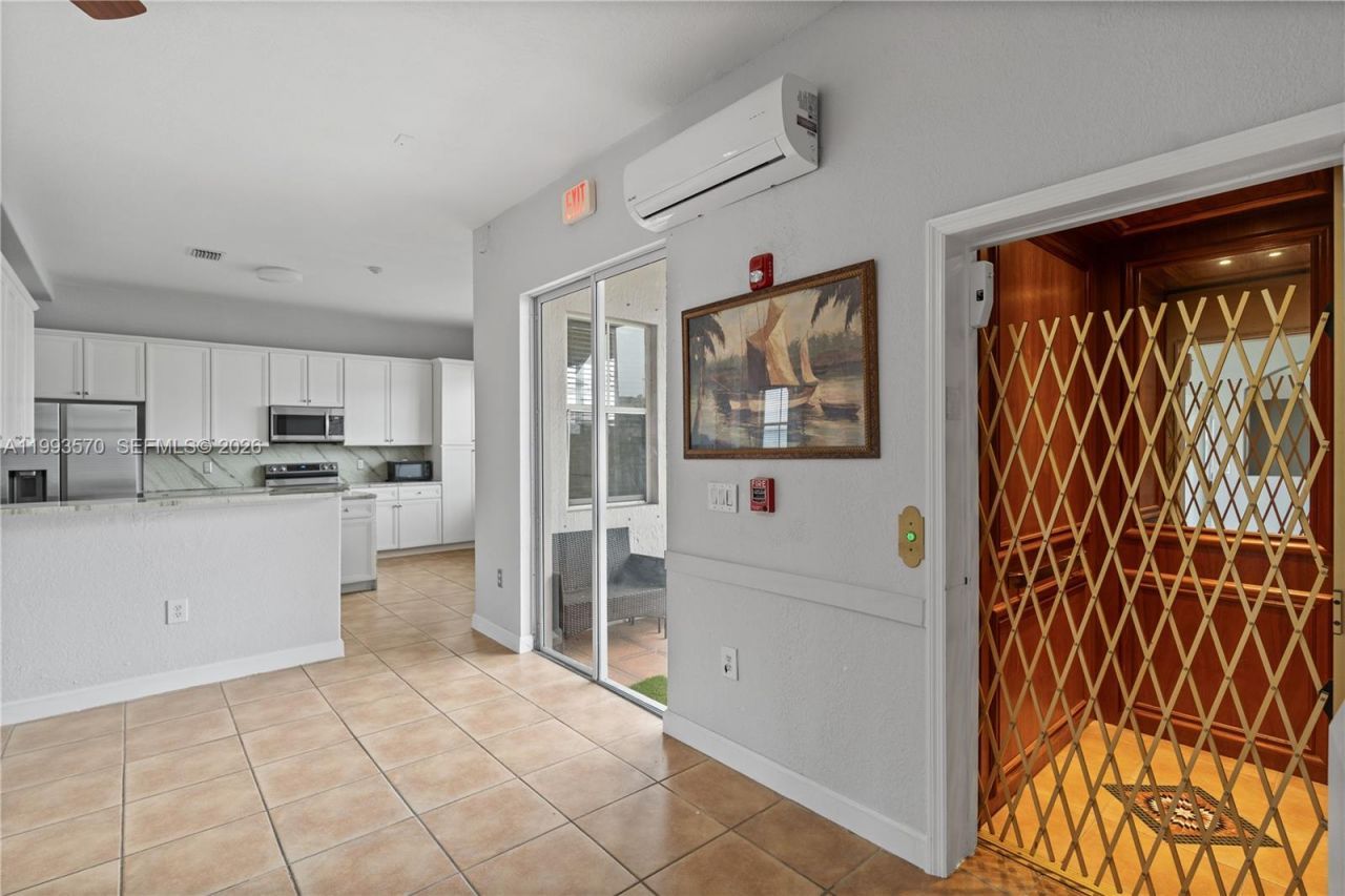 18140 NW 90th Ave, Hialeah, FL 33018 Photo