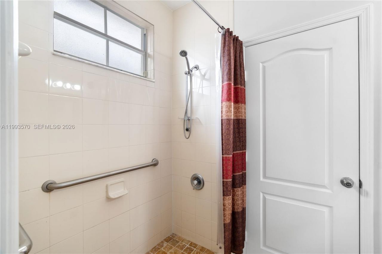 18140 NW 90th Ave, Hialeah, FL 33018 Photo