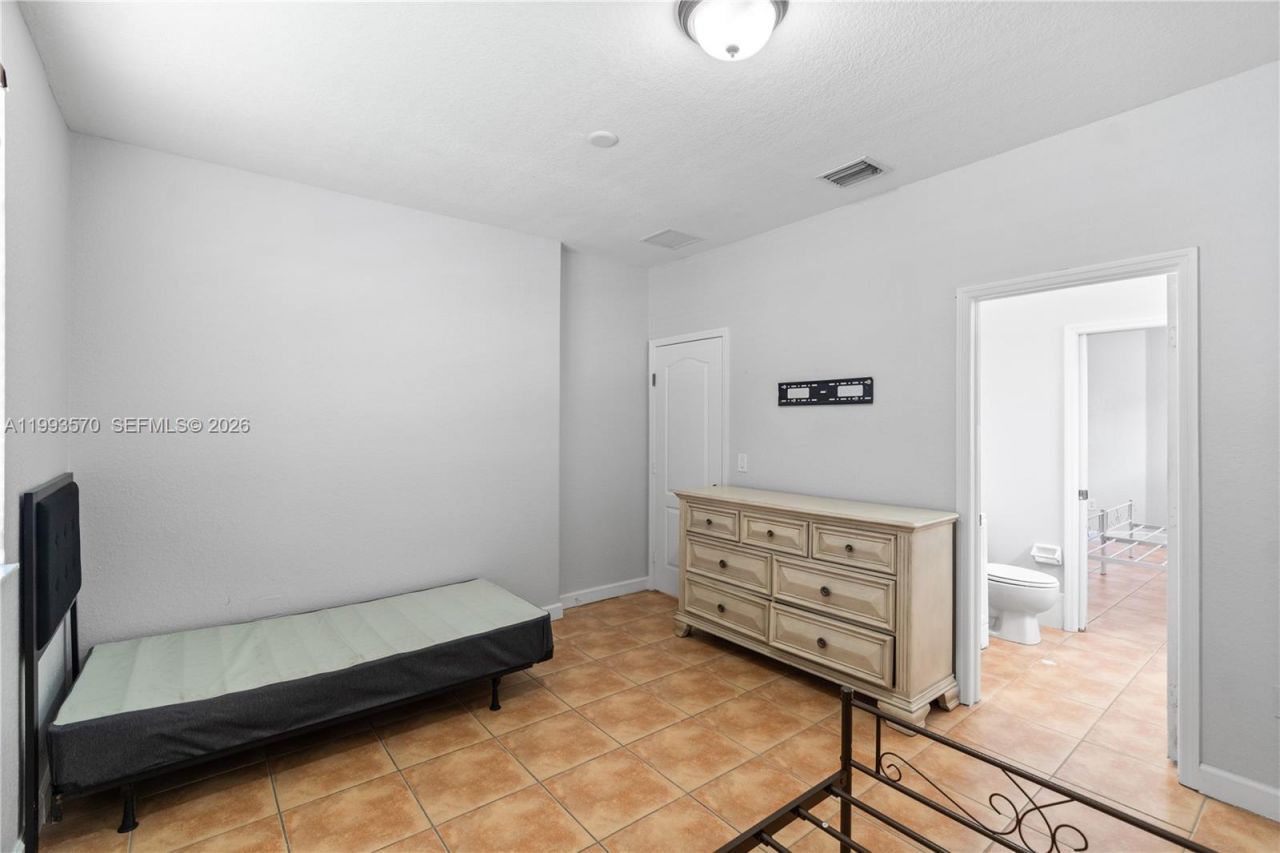 18140 NW 90th Ave, Hialeah, FL 33018 Photo