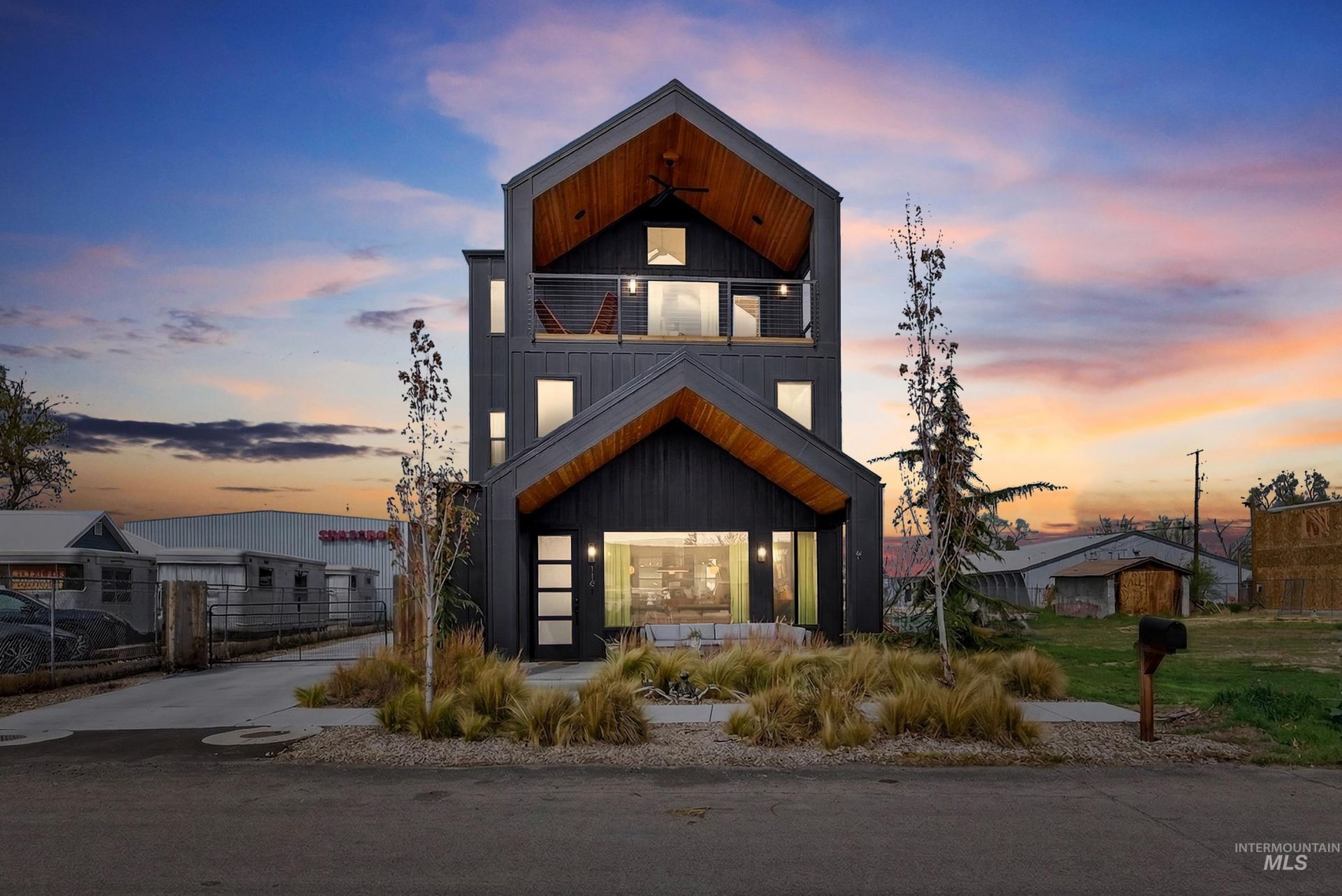 114 E 33rd St primary photo