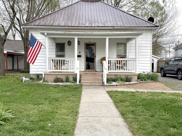 10 S LINDEN Street, Duquoin, IL 62832