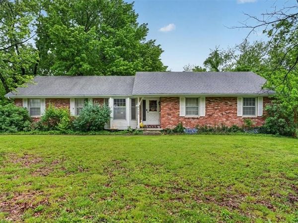 413 SW SUNSET Drive, Lee's Summit, MO 64081