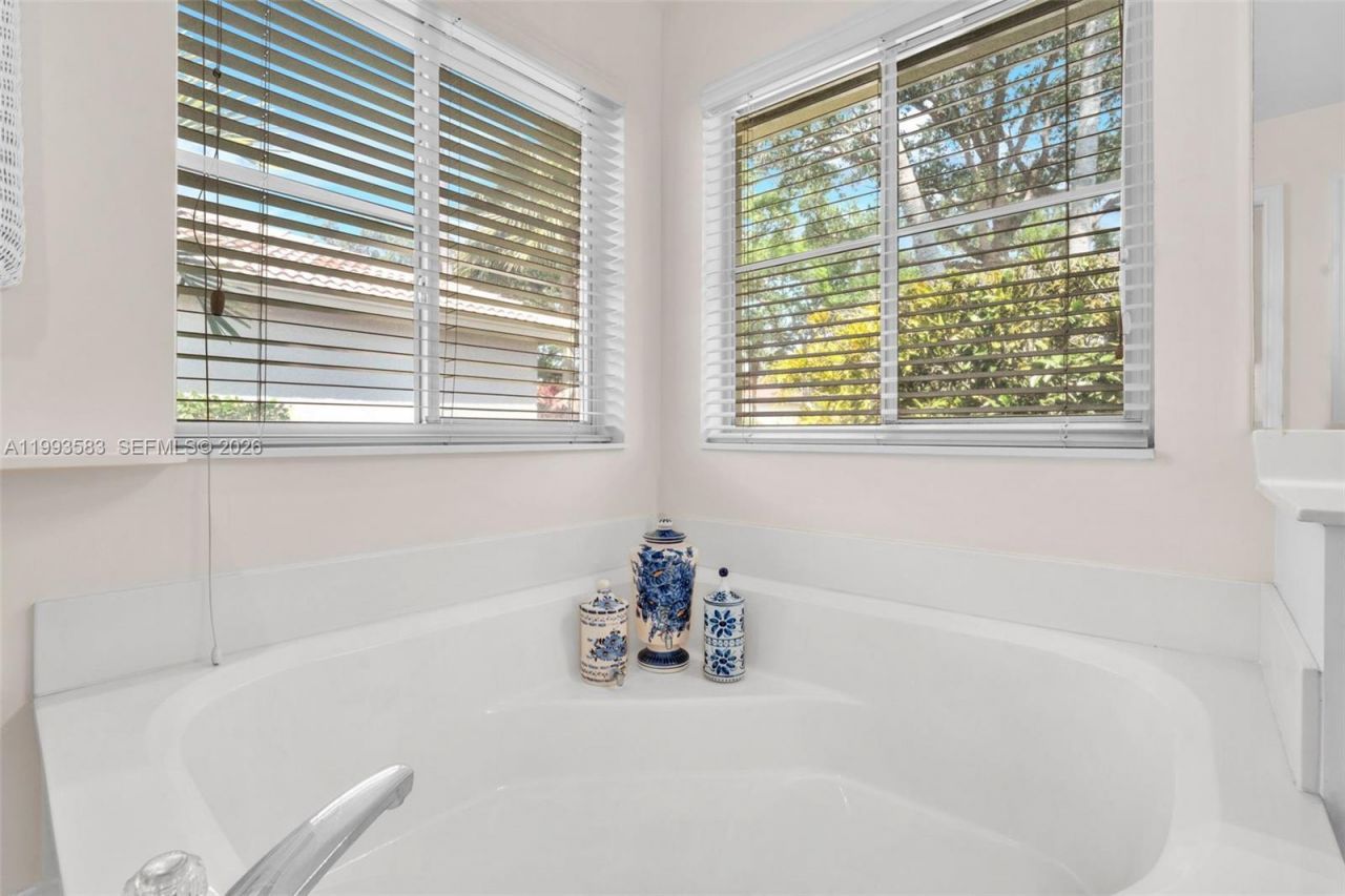 290 Landings Blvd , Weston, FL 33327 Photo