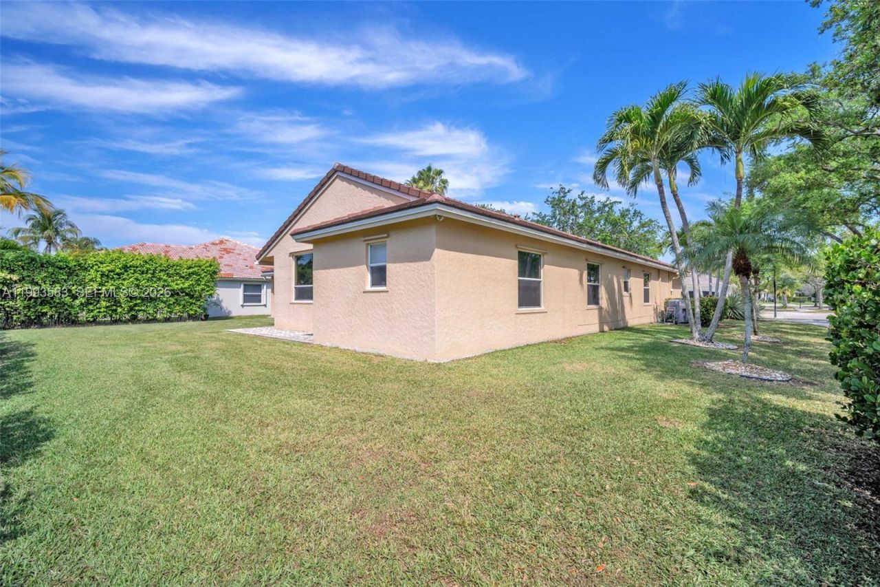 290 Landings Blvd , Weston, FL 33327 Photo