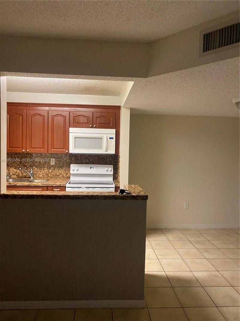 7070 NW 179th St, Unit 206, Hialeah, FL 33015 Photo