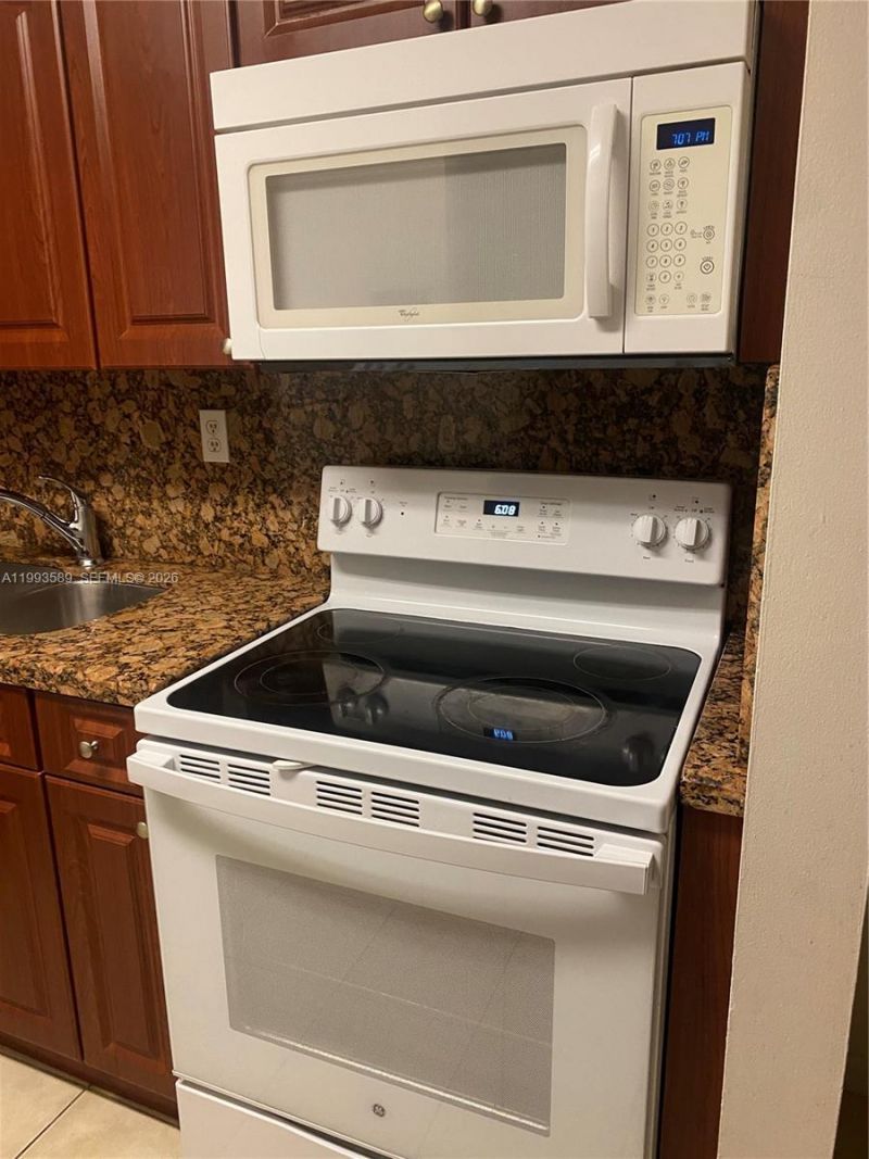 7070 NW 179th St, Unit 206, Hialeah, FL 33015 Photo