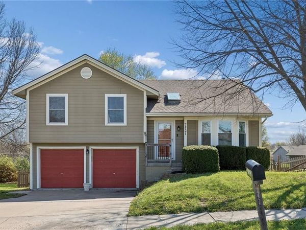 7521 N Stark Avenue, Kansas City, MO 64158