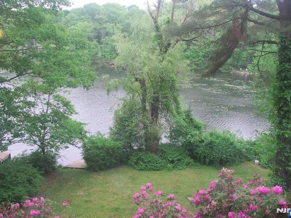 77 Goldfinch Lane, WEST MILFORD, NJ 07421