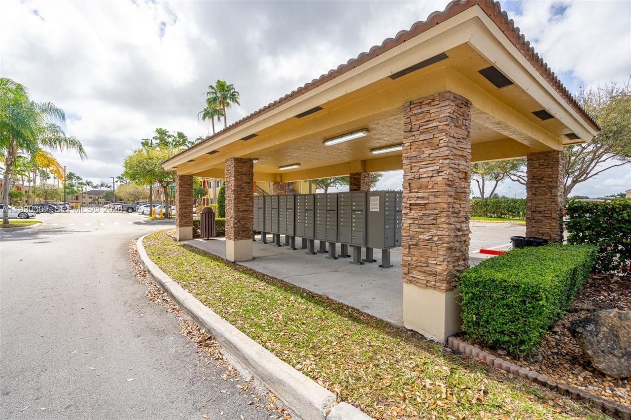 935 NE 33rd Ter, Unit 203, Homestead, FL 33033 Photo