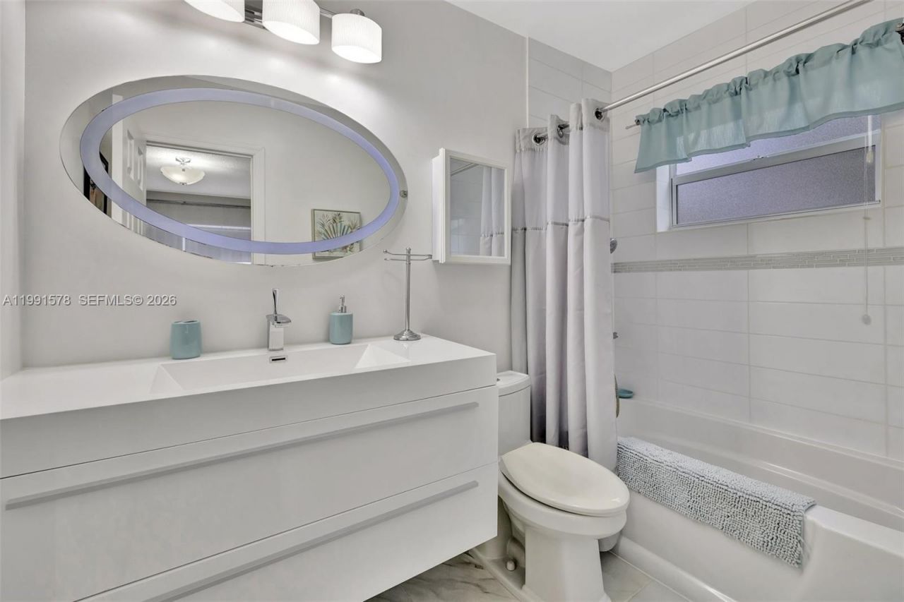 4705 NW 35th St , Unit 501, Lauderdale Lakes, FL 33319 Photo