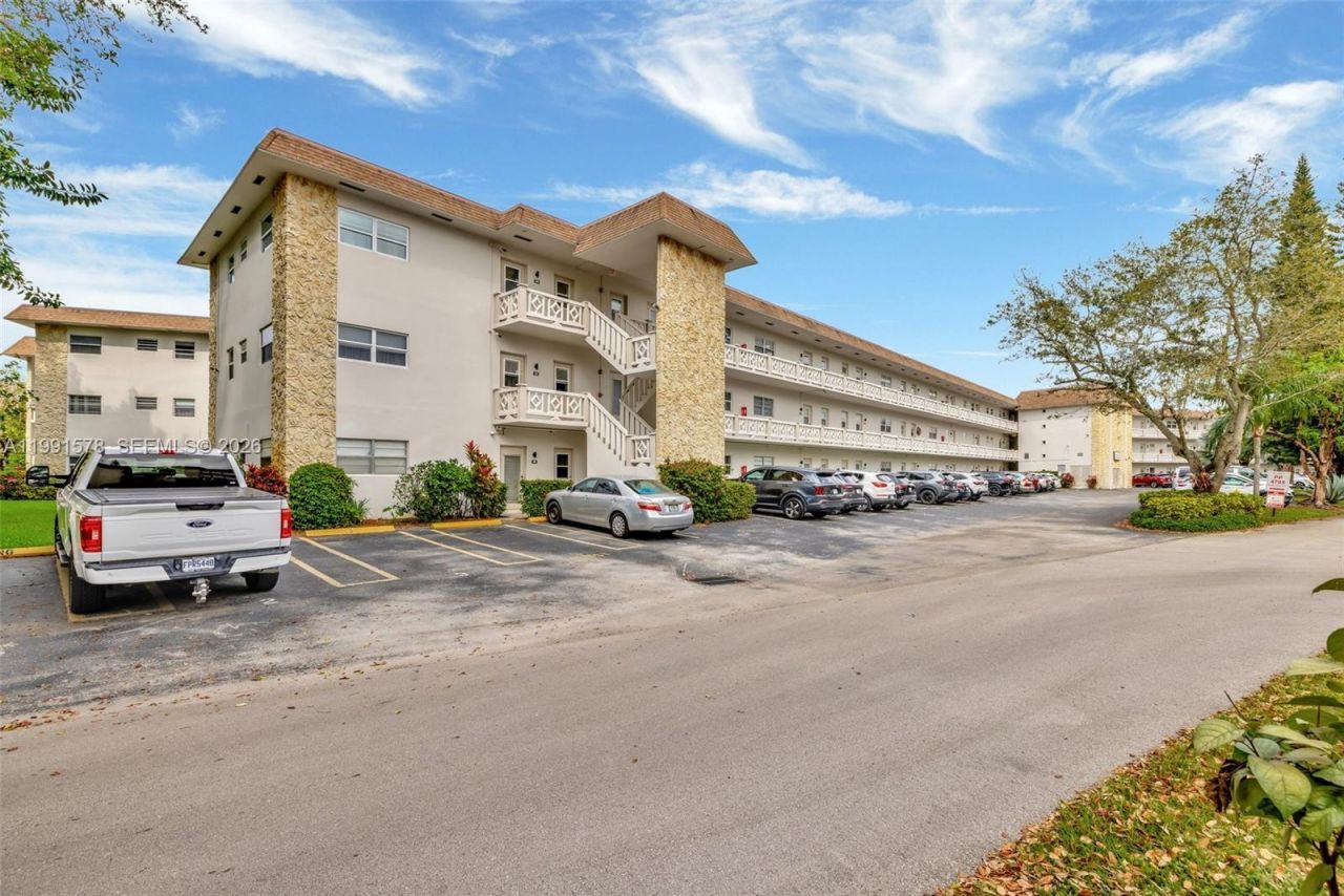 4705 NW 35th St , Unit 501, Lauderdale Lakes, FL 33319 Photo