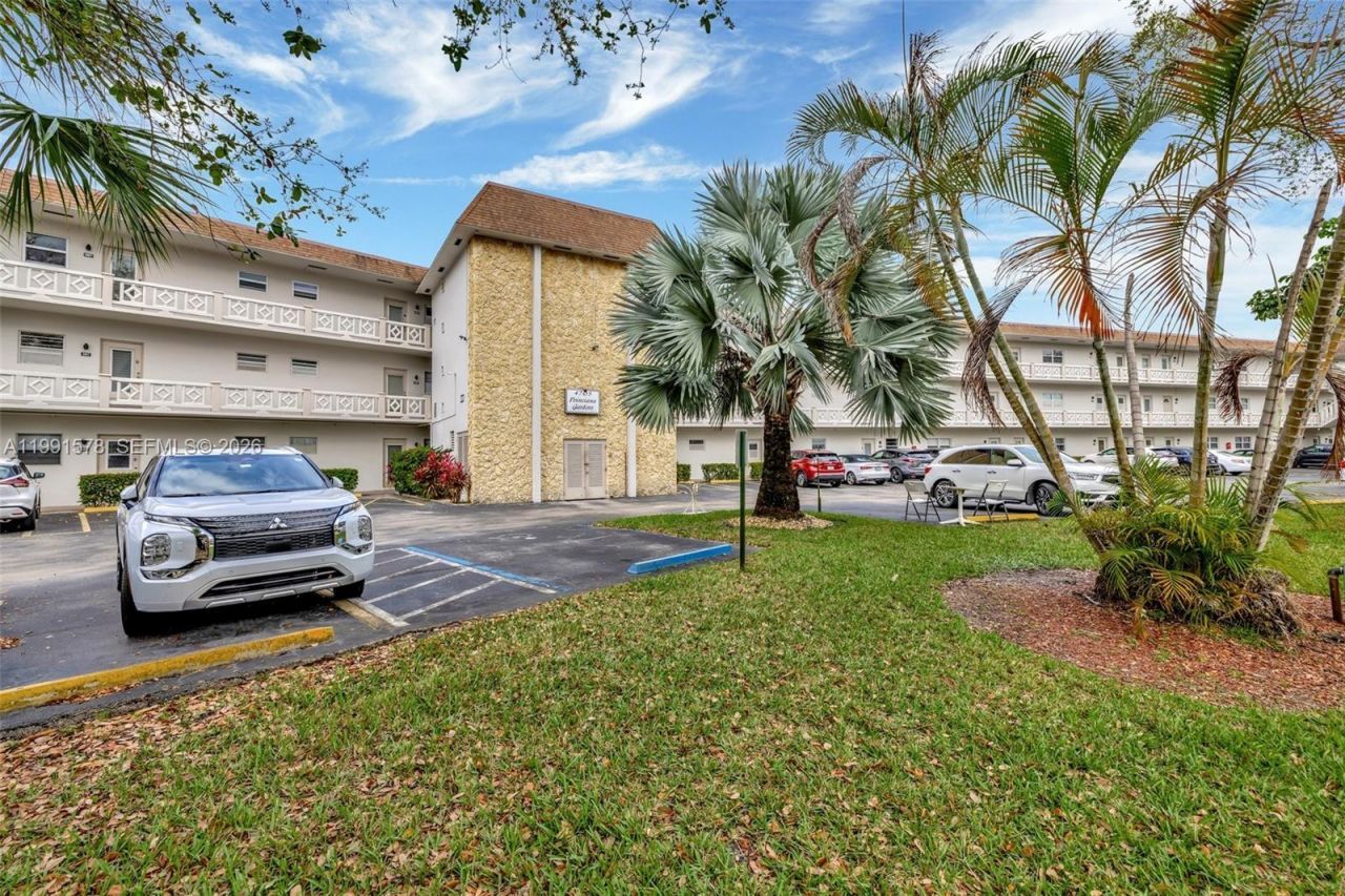 4705 NW 35th St , Unit 501, Lauderdale Lakes, FL 33319 Photo