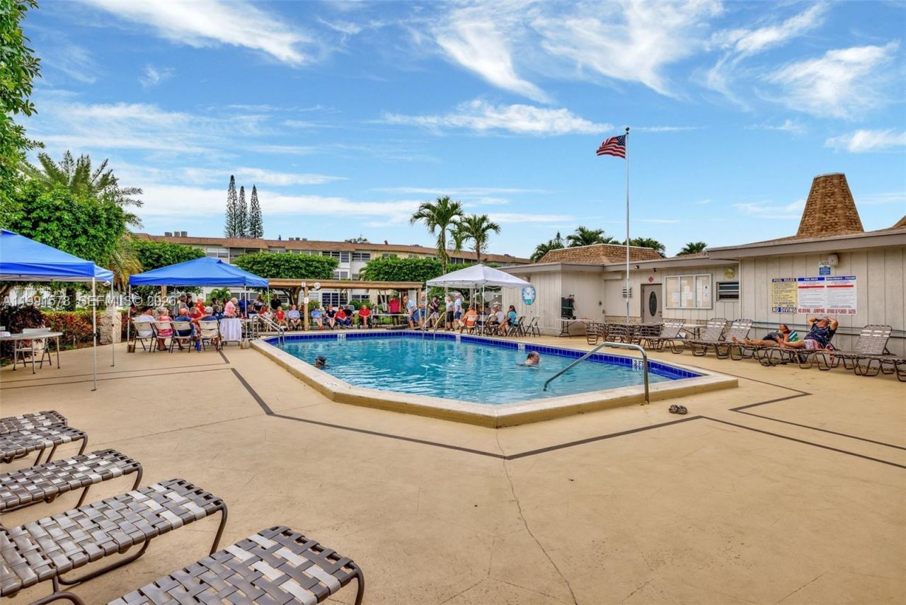 4705 NW 35th St , Unit 501, Lauderdale Lakes, FL 33319 Photo