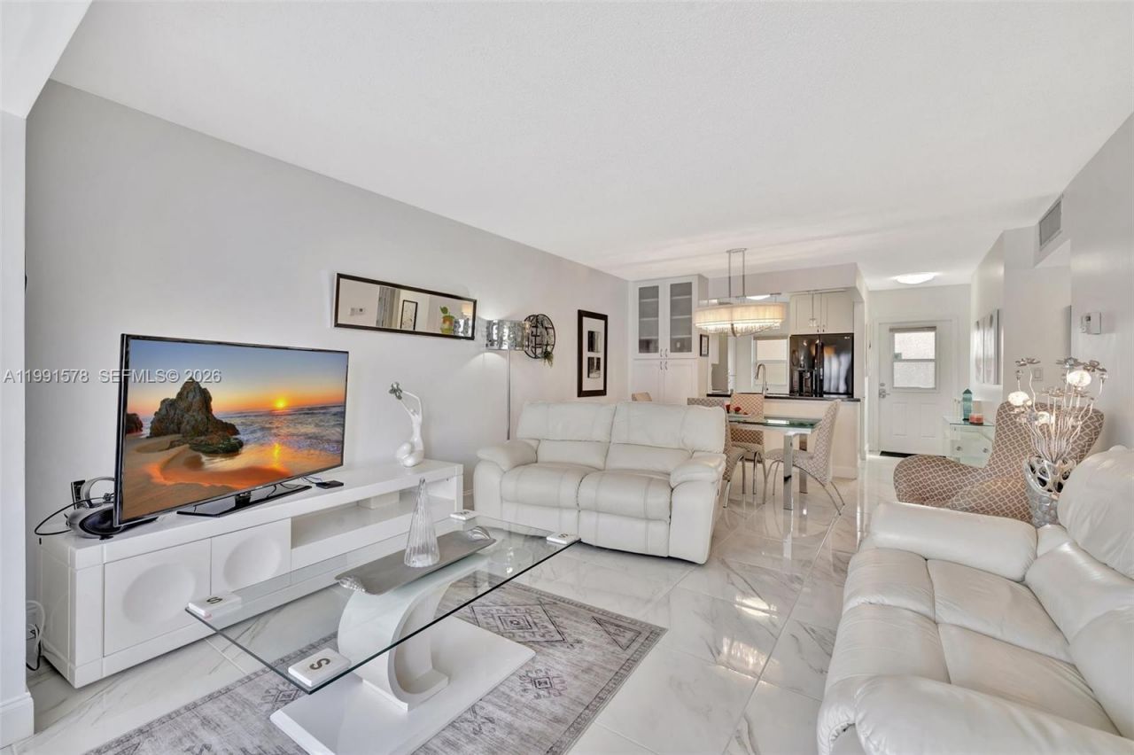 4705 NW 35th St , Unit 501, Lauderdale Lakes, FL 33319 Photo