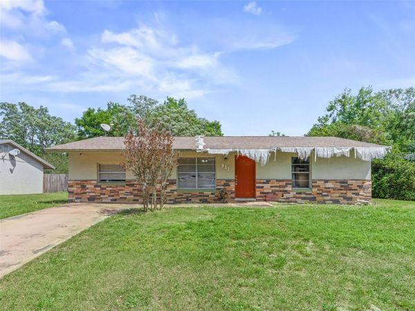 911 JACARANDA DRIVE , LADY LAKE, FL 32159