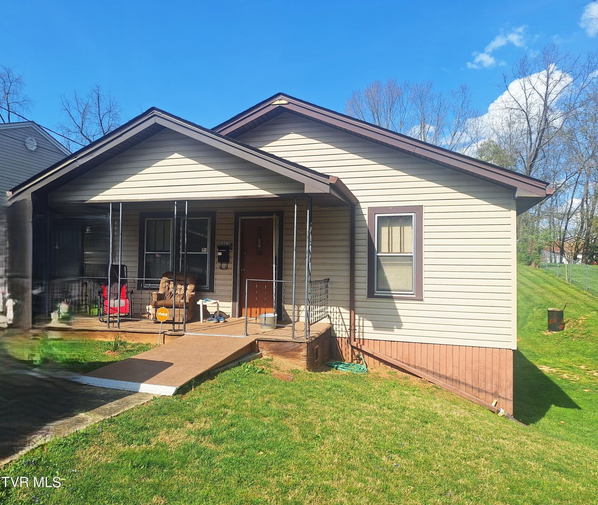 916 Pine Grove Avenue, Johnson City, TN 37601 Main Photo