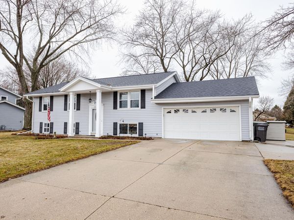 1442 N Lapham St, Oconomowoc, WI 53066