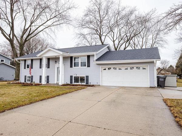 1442 N Lapham STREET, Oconomowoc, WI 53066