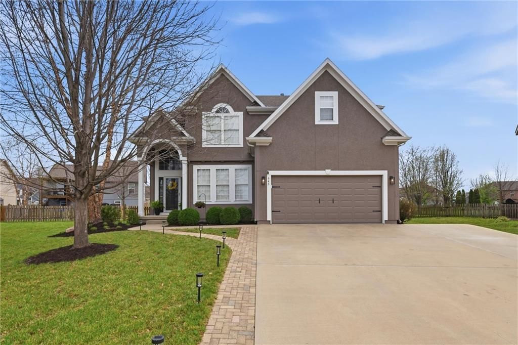 645 N Pine Circle, Gardner, KS 66030 Main Photo