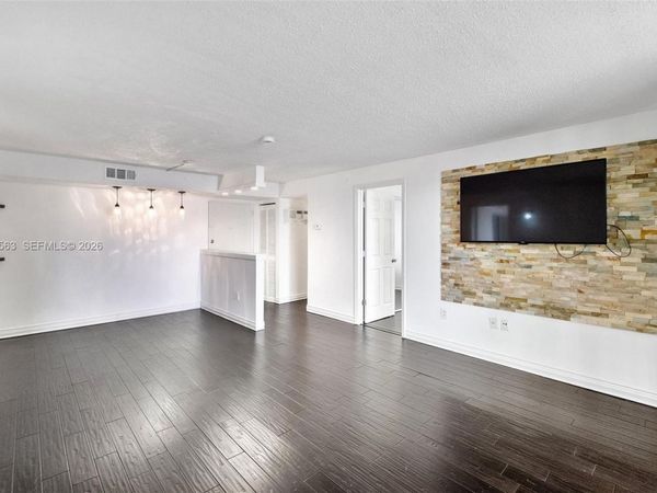 1720 NW N River Dr, Unit 211, Miami, FL 33125