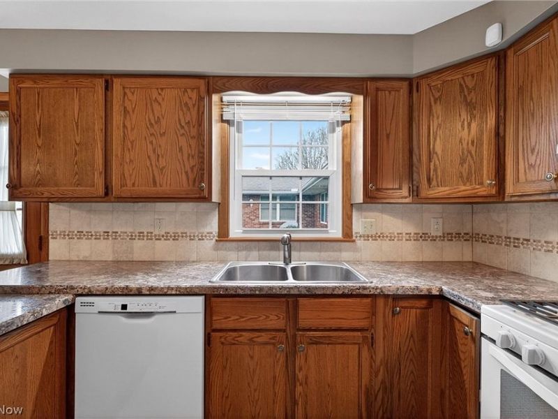 720 Springfield Road, Unit D, Columbiana, OH 44408 Photo 10