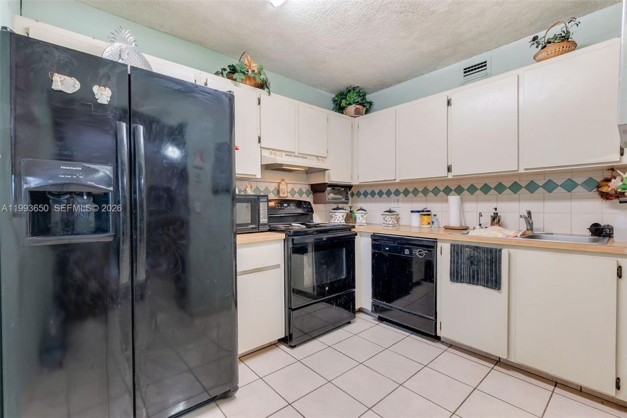 1460 W 43rd Pl , Unit 106, Hialeah, FL 33012 Photo