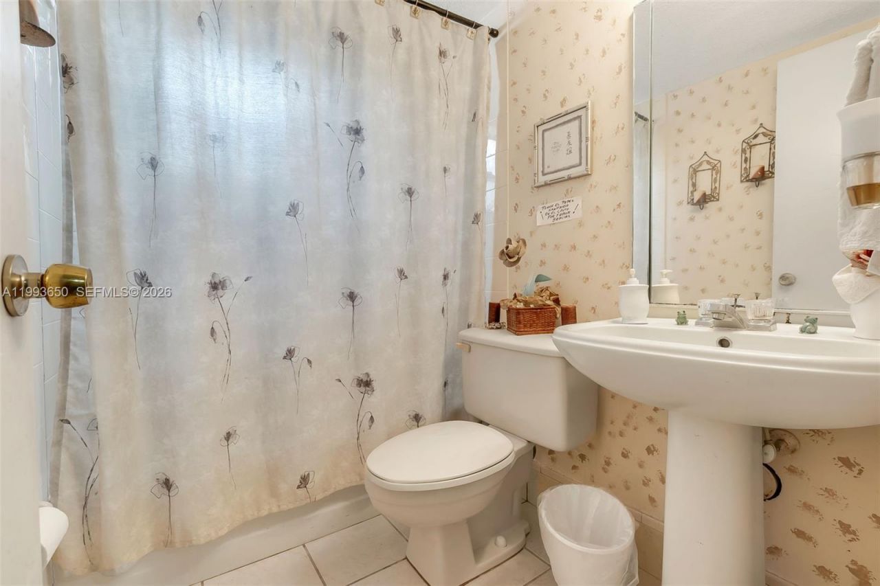 1460 W 43rd Pl , Unit 106, Hialeah, FL 33012 Photo