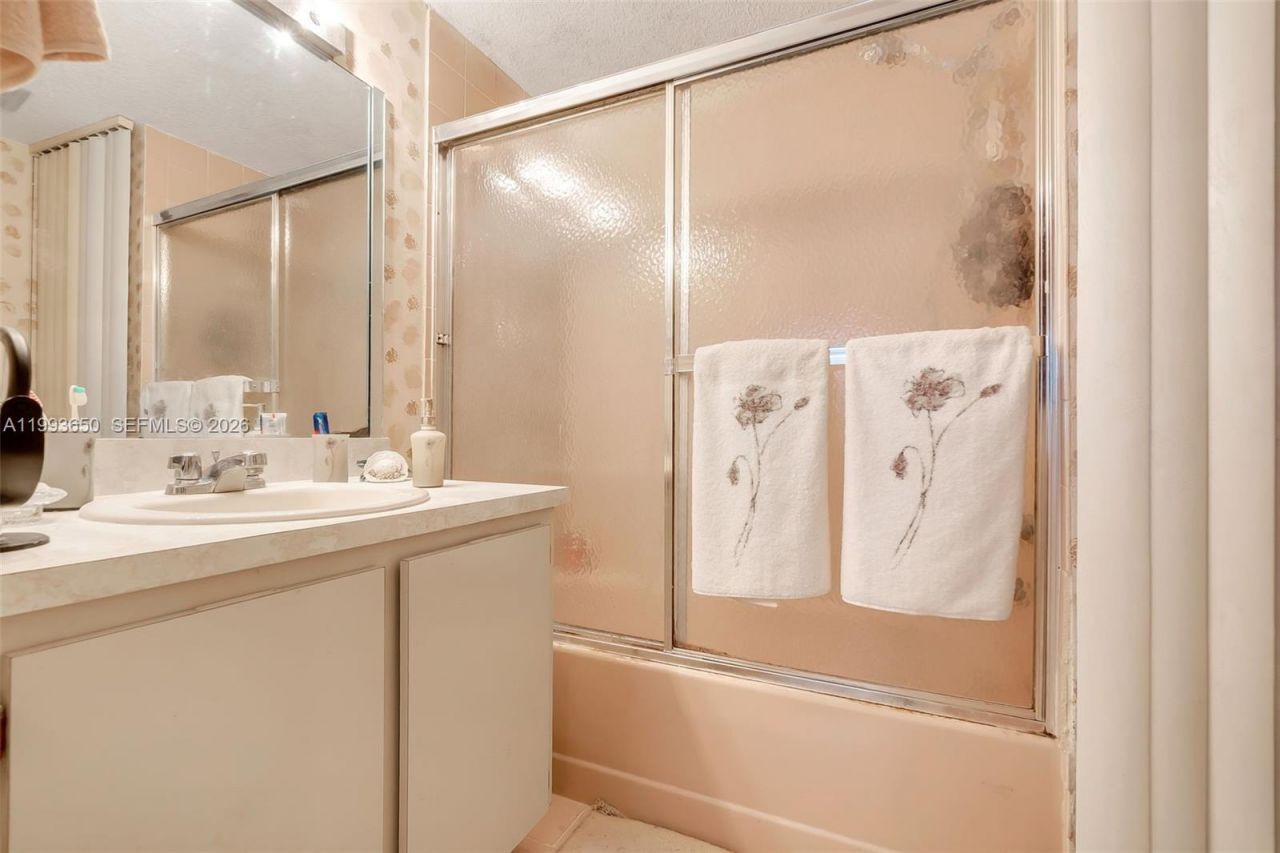 1460 W 43rd Pl , Unit 106, Hialeah, FL 33012 Photo