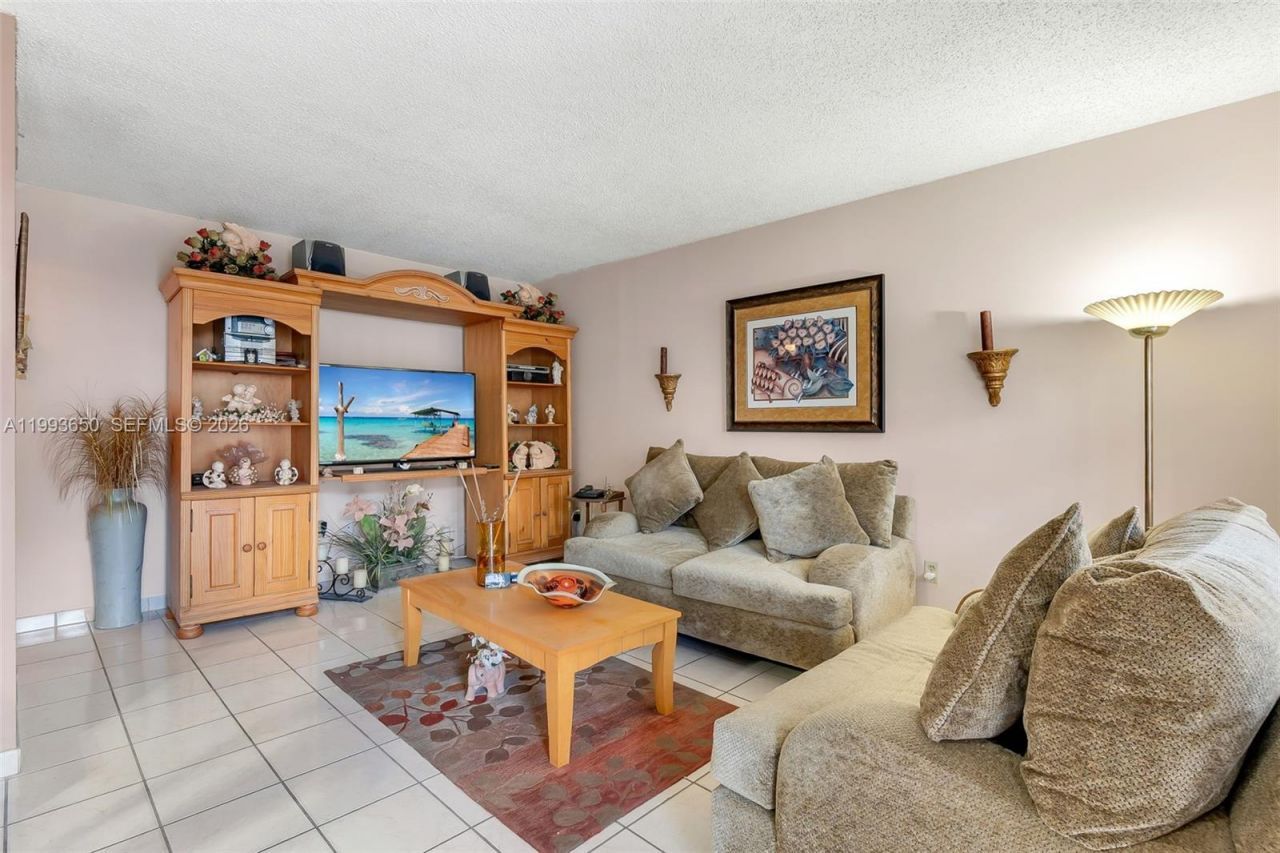 1460 W 43rd Pl , Unit 106, Hialeah, FL 33012 Photo