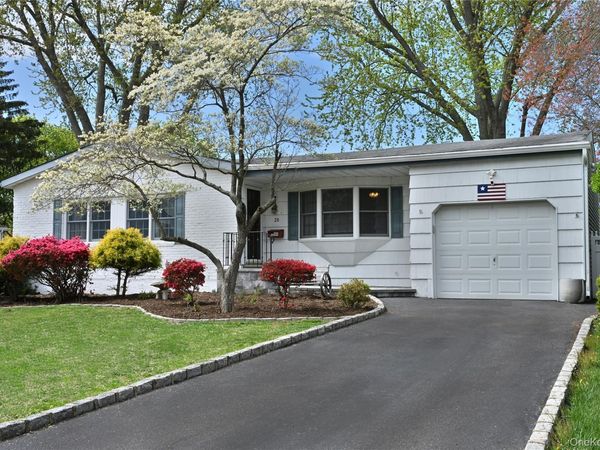 28 Dartmouth Drive, Smithtown, NY 11787