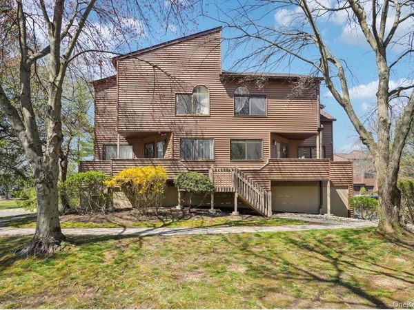22 Tulip Court, Nanuet, NY 10954
