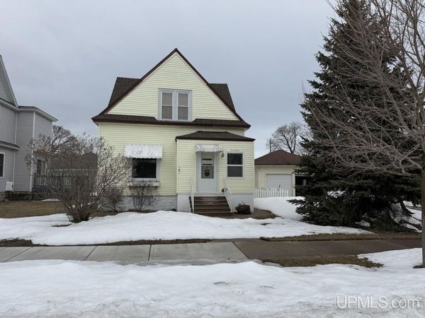 1016 S 10th Avenue, Escanaba, MI 49829